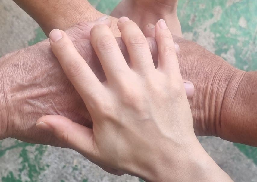 작업자가 부품을 손으로 다루고 있는 모습